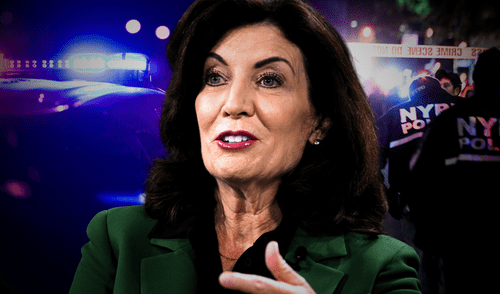 Kathy Hochul firma 3 leyes y destina $370 millones para frenar la violencia armada en Nueva York. Foto: composición LR/FOX Kathy Hochul firma 3 leyes y destina $370 millones para frenar la violencia armada en Nueva York.