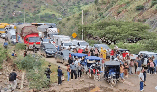 Cientos de vehículos varados en carretera Fernando Belaúnde por activación de quebrada. Foto: Emmanuel Moreno / URPI-LR