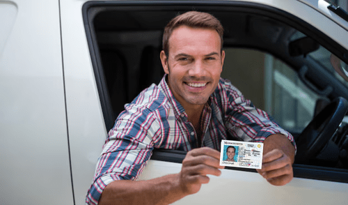 El DMV (Department of Motor Vehicles) es la agencia encargada de emitir licencias de conducir, identificaciones y gestionar registros de vehículos en EE. UU. Foto: composición LR7 Freepik