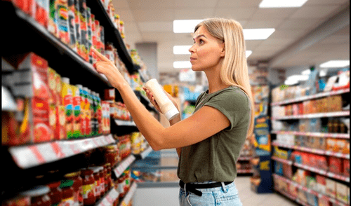 SNAP ayuda a familias y personas de bajos ingresos que reúnen los requisitos del programa a adquirir los alimentos necesarios para tener una buena salud. Foto: Freepik