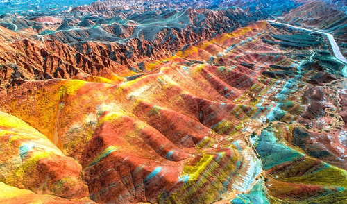 Las Montañas Danxia de Zhangye, en el noroeste de China, deslumbran con sus colores intensos: rojo, amarillo, verde y violeta, producto de un proceso geológico único. Foto: Photons_in_action. Montañas Danxia de Zhangye, montañas multicolor de China que parecen pintadas a mano: el misterio geológico que surgió hace 50 millones de años