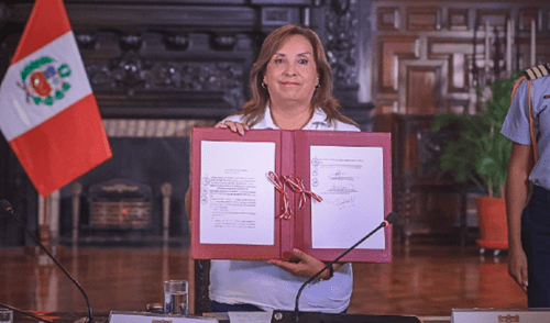 Dina Boluarte firma autógrafa sobre uso de armas en PNP. Foto: captura Dina Boluarte firma autógrafa sobre uso de armas en PNP.