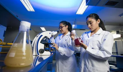 Presencia. Tres de cada 10 científicos en el Perú son mujeres. La mayoría se concentra en las ciudades de la costa por falta de oportunidades en otras regiones. Foto: Difusión Presencia. Tres de cada 10 científicos en el Perú son mujeres. La mayoría se concentra en las ciudades de la costa por falta de oportunidades en otras regiones. Foto: Difusión