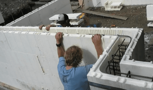 El poliestireno se utiliza principalmente en envases desechables, embalajes y materiales de aislamiento debido a su ligereza y capacidad de amortiguar impactos. Foto: Polisantafe