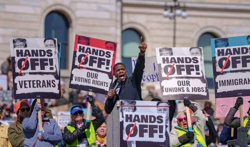 Más de 1.400 protestas masivas bajo el lema “Hands off!” fueron realizadas en todo Estados Unidos. Foto: EFE