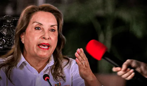El gobierno de Dina Boluarte ha sido sindicado por sus ataques a la prensa | Composición: Jazmín Ceras / Foto: LR. El gobierno de Dina Boluarte ha sido sindicado por sus ataques a la prensa