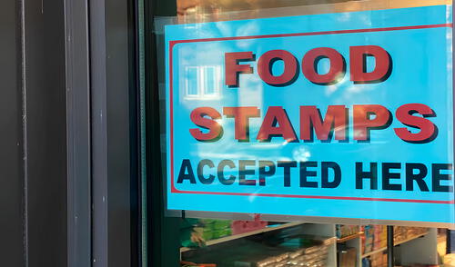 Los food stamp se distribuyen mediante una tarjeta EBT, similar a una tarjeta de débito. Foto: ElToque Food stamp - Estados Unidos