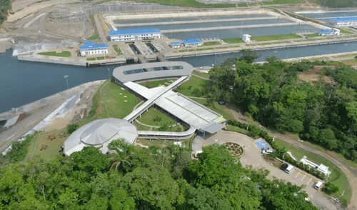 El Centro de Visitantes de Agua Clara ofrece documentales y actividades al aire libre, proporcionando así una inmersión en la historia y la ingeniería del Canal de Panamá. No te pierdas esta nueva atracción en tu visita.