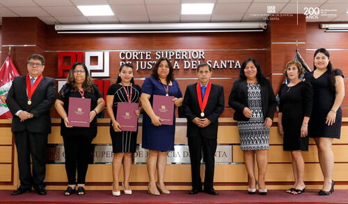 Durante una ceremonia realizada en la sede de la Corte del Santa, se entregaron las credenciales a las nuevas representantes.