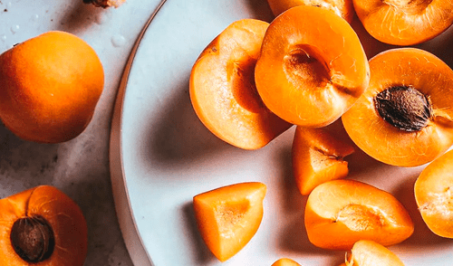 Las variedades de damasco se distinguen por su tamaño, forma y aroma, y suelen obtenerse mediante injertos. Foto: Esta fruta resalta por generar gran cantidad de vitamina A, favoreciendo la visión y fortaleciendo el cabello