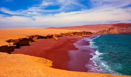 En Perú se ubica la única playa roja de Sudamérica.