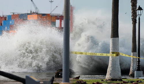 Las autoridades activarán los protocolos de seguridad a fin de evitar posibles daños en el litoral peruano. Foto: Composición LR