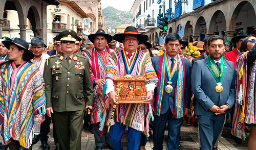 Se entregó una porción de tierra como símbolo de la hsitoria. Créditos: Luis Álvarez / La República.