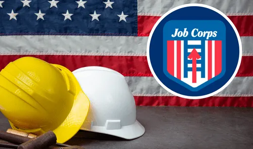 El programa Job Corps, financiado por el Departamento de Trabajo de EE. UU., ofrece capacitación gratuita a jóvenes entre 16 y 24 años, ayudándoles a superar barreras económicas. Foto: Composición LR/Barnstable County/NegocioListo