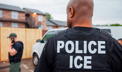 Agentes de ICE detienen a una joven en Fresno, lo que despierta inquietudes sobre las tácticas migratorias. Foto: NYCLU Agentes de ICE detienen a una joven en Fresno, lo que despierta inquietudes sobre las tácticas migratorias. Foto: NYCLU