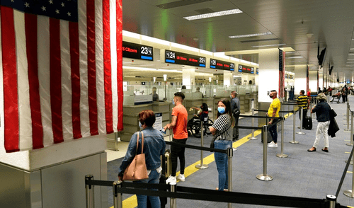 Residentes permanentes con Green Card deben superar controles migratorios al regresar a EE.UU. Foto: Los Angeles Times Residentes permanentes con Green Card deben superar controles migratorios al regresar a EE.UU. Foto: Los Angeles Times