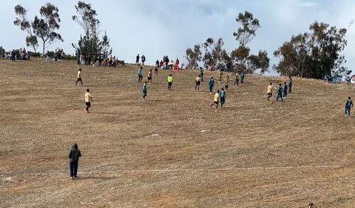 La Copa Perú, dónde en pleno 2025 se juega en una cancha inclinada y casi a la altura de las nubes.