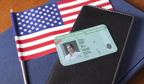 Obtener la Green Card es un proceso complejo para inmigrantes indocumentados, pero existen varias opciones legales como la reunificación familiar y otros programas especiales. Foto: Freepik