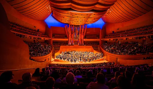Los testigos confirmaron que la orquesta continuó tocando sin interrupciones, mientras el público reaccionó con asombro ante la inesperada expresión de emoción. Foto: Refik Anadol. La historia de la mujer que tuvo un orgasmo durante un concierto sinfónico en Estados Unidos y el momento fue viral