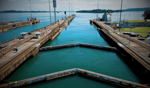 Panamá podría cubrir peajes del Canal para buques de guerra de Estados Unidos tras presión de Donald Trump.