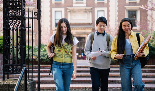 Prevista para el ciclo académico 2027-2028, la iniciativa permitirá a estudiantes cumplir con criterios académicos recibir ofertas automáticas de admisión. Foto: Pexels.