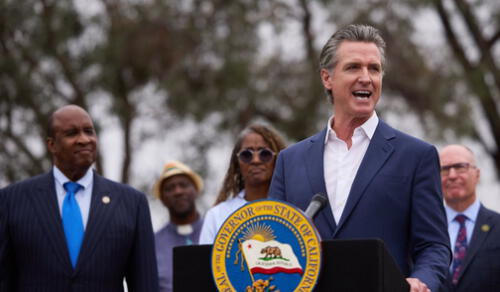 Gavin Newsom promovió la vigencia de una ley relacionada con la conducción en California, imponiendo castigos a quien no la respeta. Foto: difusión. Gavin Newsom promovió la vigencia de una ley relacionada con la conducción en California, imponiendo castigos a quien no la respeta. Foto: difusión.
