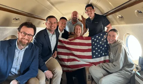 Ksenia Karelina, ciudadana de Estados Unidos, fue captada sosteniendo la bandera de su país durante el vuelo que la trasladaba de regreso a territorio estadounidense. Foto: RTVE Ksenia Karelina, ciudadana de Estados Unidos, fue captada sosteniendo la bandera de su país durante el vuelo que la trasladaba de regreso a territorio estadounidense.