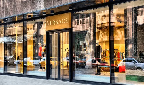 Se espera que la transacción de la compra de Versace se complete en la segunda mitad del 2025. Foto: difusión Se espera que la transacción de la compra de Versace se complete en la segunda mitad del 2025.
