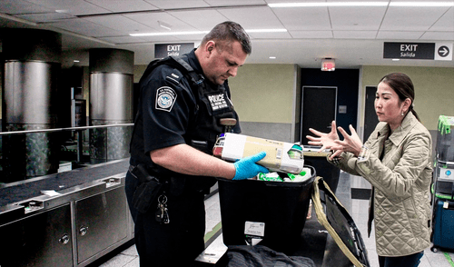 La TSA ha indicado que esta lista podría ampliarse próximamente e incluir productos de aseo personal. Foto: Disney Plus