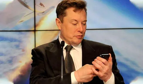 Desde hace varios años, Elon Musk usa celulares de Apple. Foto: InsideEVs Argentina