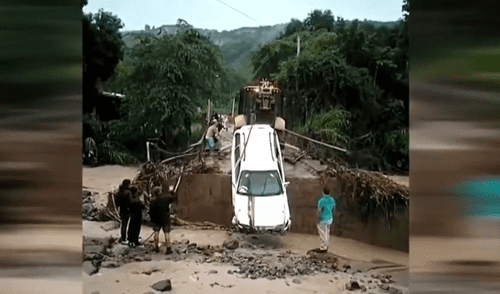 Auto cae en quebrada por colapso de puente en Cajamarca tras intensas lluvias. Foto: Canal N.