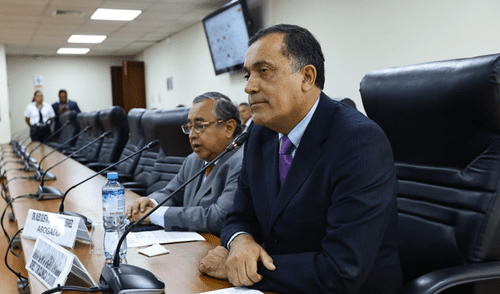 Mario Cabani llegó a la Comisión de Fiscalización del Congreso, pero dijo estar 'impedido' de declarar sobre el caso de las cirugías de Boluarte. | Foto: Congreso Mario Cabani, Comisión de Fiscalización del Congreso, cirugías Dina Boluarte.