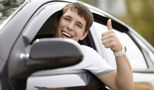 Los inmigrantes con estatus legal en Florida pueden acceder a una licencia de conducir cumpliendo ciertos requisitos y siguiendo un proceso específico, según el FLHSMV.