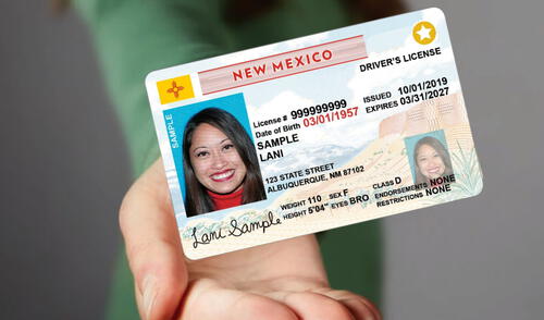 La Real ID será obligatoria en los aeropuertos a nivel nacional a partir del 7 de mayo de 2025. Foto: composición LR/Gobierno de Estados Unidos Real ID en Nuevo México