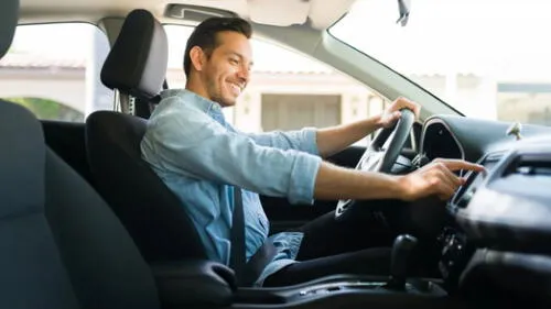 Renovar la licencia en Florida cambia a partir de cierta edad. El examen de visión y otros requisitos se vuelven obligatorios, según informa el FLHSMV.