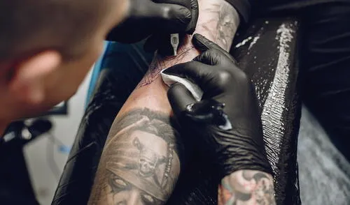 Autoridades de ICE han incrementado los controles y verificaciones basadas en tatuajes, afectando a inmigrantes sin antecedentes criminales. Foto: Freepik