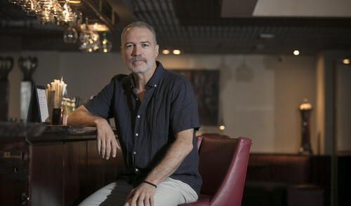 El árbol más hermoso del mundo es la puesta en escena que ha traído a Salvador del Solar de vuelta al país. Fue presentada primero en Arequipa. Y esta semana fue estrenada en Lima en el teatro de la UP. Fotografía: Marco Cotrina / La República Salvador del Solar en foto de archivo.