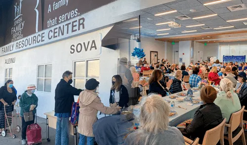En California, las personas pueden acceder a comida gratuita sin registro previo; sin embargo, deben presentar algunos documentos. Foto: Composición LR