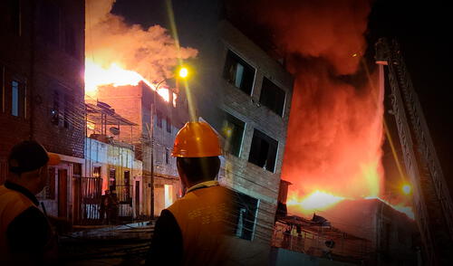 Alrededor de 44 unidades del Cuerpo General de Bomberos atienen la emergencia en Barrios Altos. Foto: Composición LR Alrededor de 44 unidades del Cuerpo General de Bomberos atienen la emergencia en Barrios Altos. Foto: Composición LR