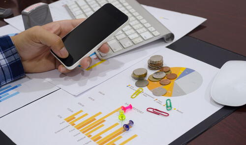 Con clases sobre cómo establecer un presupuesto, salir de las deudas y ahorrar dinero, esta iniciativa busca empoderar a la comunidad y ofrecerles herramientas esenciales para mejorar su bienestar financiero. Foto: Khunkorn Con clases sobre cómo establecer un presupuesto, salir de las deudas y ahorrar dinero, esta iniciativa busca empoderar a la comunidad y ofrecerles herramientas esenciales para mejorar su bienestar financiero. Foto: Khunkorn