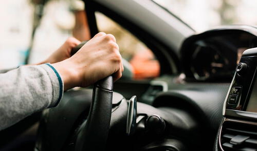 El FLHSMV destaca que es crucial renovar la licencia de conducir antes de que caduque para evitar multas.