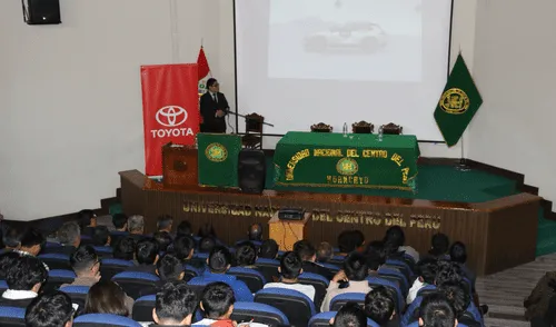 Estudiantes UNCP conocen autos eléctricos de Toyota y nuevas tecnologías para movilidad sostenible. Fuente: Difusión. Estudiantes UNCP conocen autos eléctricos de Toyota y nuevas tecnologías para movilidad sostenible.