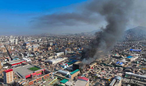 Alrededor de 44 unidades del Cuerpo General de Bomberos atendieron la emergencia en Barrios Altos. Foto: LR