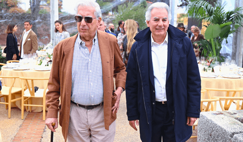 Mario y Álvaro Vargas Llosa, juntos en algún pasaje de la vida, enmarcaron la foto que perdurará por la posteridad. Foto: Difusión. Mario Vargas Llosa, Álvaro Vargas Llosa