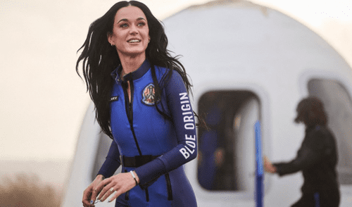 Al desembarcar de la nave, Katy Perry besó el suelo junto a Gayle King. Foto: AFP Al desembarcar de la nave, Katy Perry besó el suelo junto a Gayle King. Foto: AFP