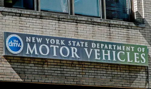 El DMV de Nueva York no cobra tarifas adicionales por la Real ID, pero cobra según el tipo de documento que elijas.