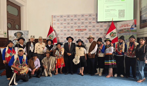 Congresista Pariona y alcalde Mulato lanzan I Expoferia Santa Ana 2025 en un ambiente lleno de cultura.