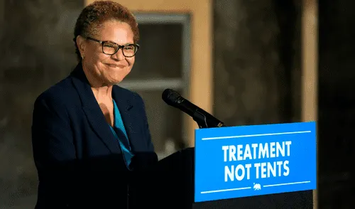 Para beneficio de los trabajadores en Los Ángeles, Karen Bass colabora con la introducción de un nuevo salario mínimo. Foto: CallMatters Para beneficio de los trabajadores en Los Ángeles, Karen Bass colabora con la introducción de un nuevo salario mínimo. Foto: CallMatters
