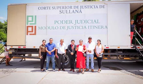 Camión de justicia itinerante llega a la plaza de Querecotillo, brindando servicios gratuitos a los pobladores.