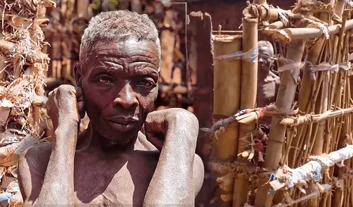 El miedo incontrolable de Callixte Nzamwita por las mujeres comenzó cuando tenía 16 años. Foto: composición LR/Afrimax TV. Callixte Nzamwita, el hombre que lleva casi 60 años aislado por fobia a las mujeres